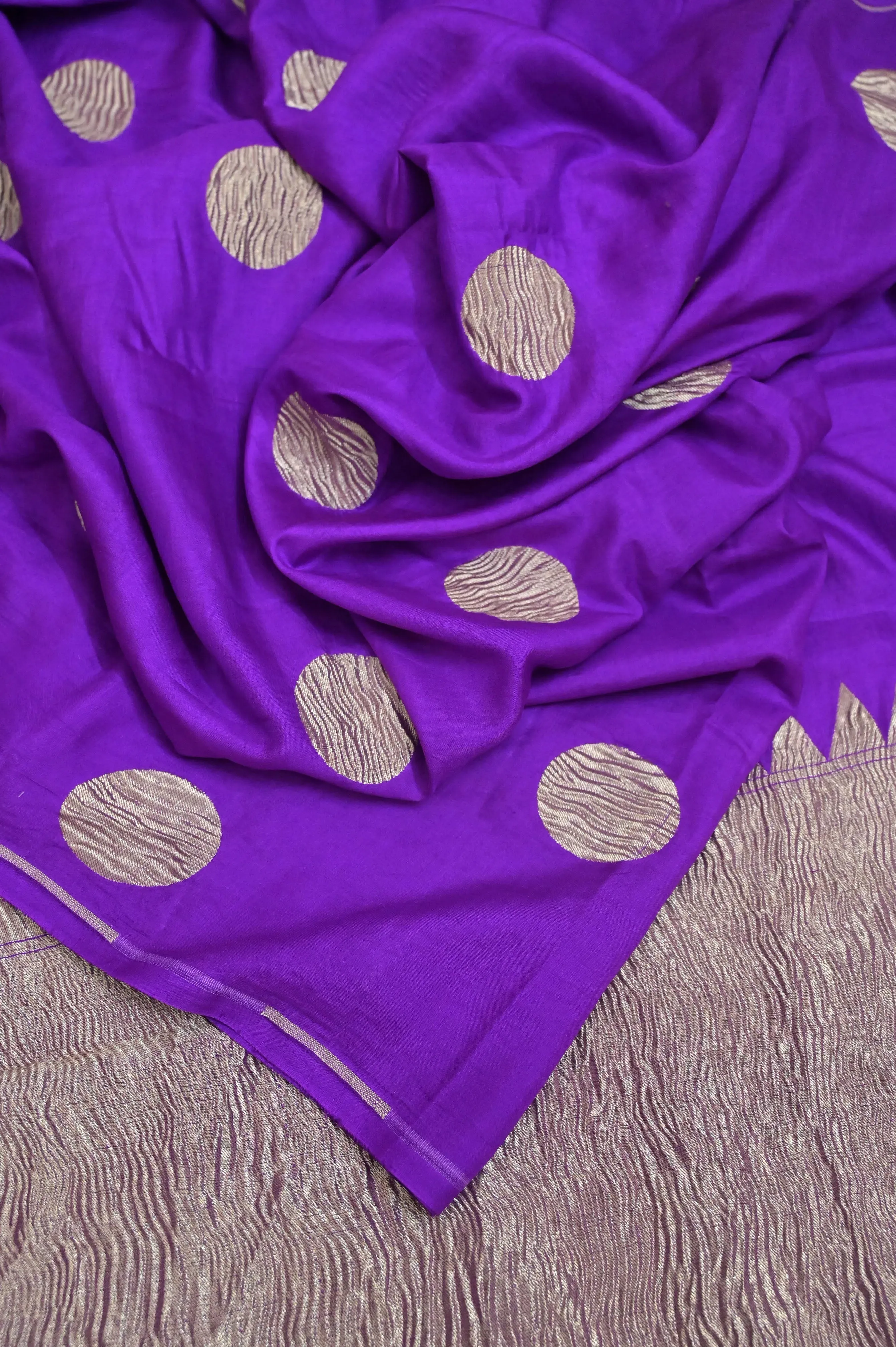 Deep Violet Color Georgette Katan Borderless Banarasi Saree with Crushed Tissue Pallu