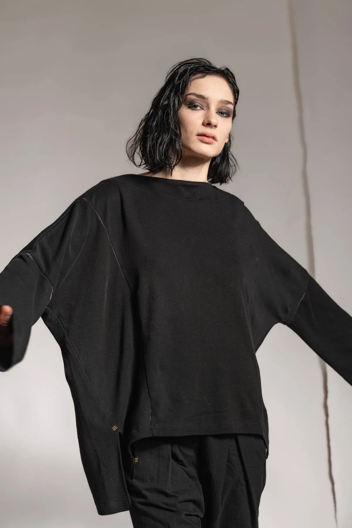 eigensinnig wien | Rosa | Ausgefallener, extravaganter Oversize Pullover in Schwarz