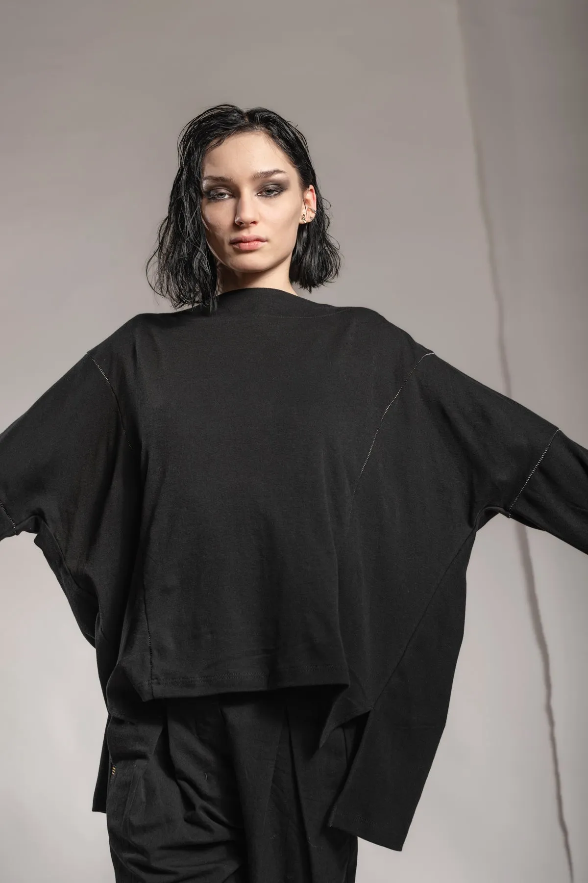 eigensinnig wien | Rosa | Ausgefallener, extravaganter Oversize Pullover in Schwarz